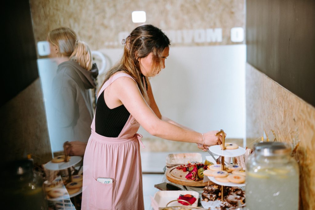 Catering para evento formativo com decoração personalizada